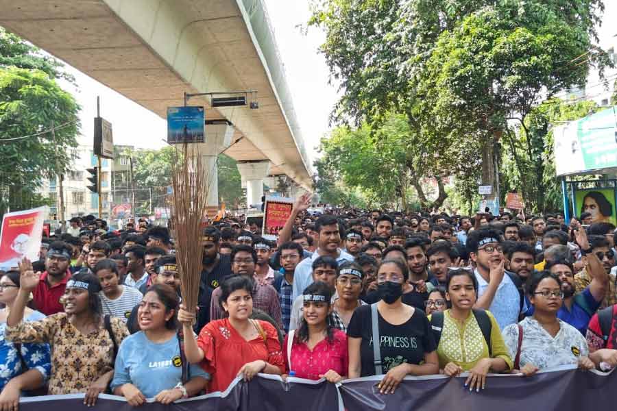 স্বাস্থ্য ভবনের পথে জুনিয়র ডাক্তারেরা।
