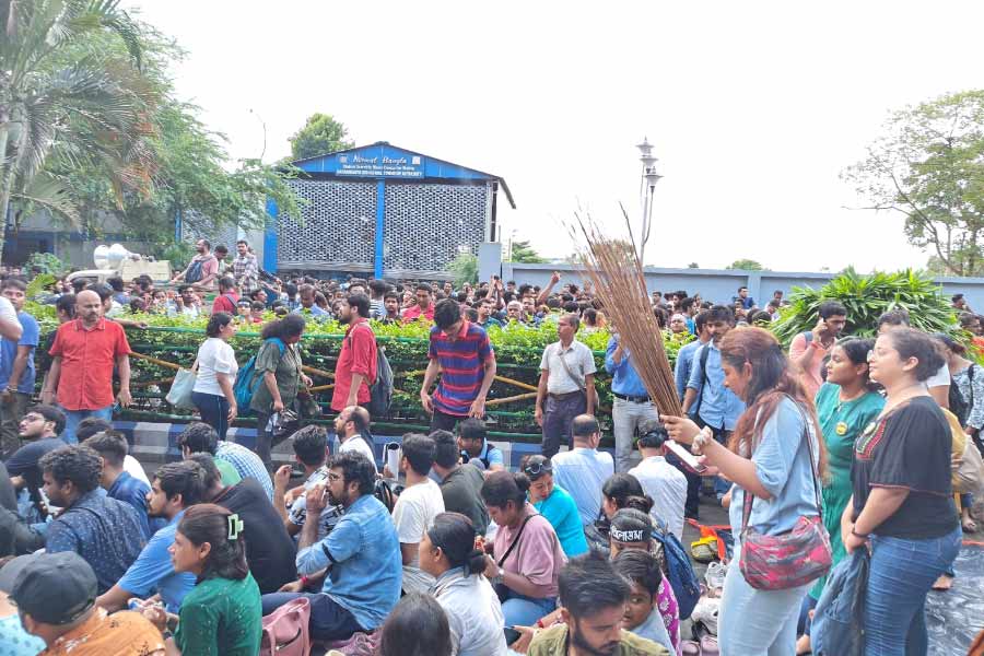 রাস্তায় বসে জুনিয়র চিকিৎসকেরা।