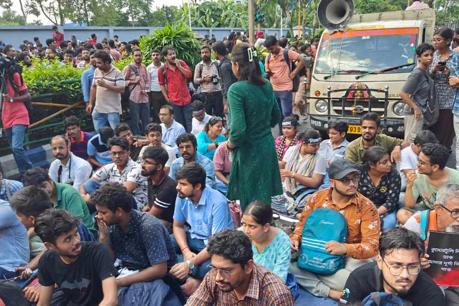 স্বাস্থ্য ভবনের সামনে অবস্থান।