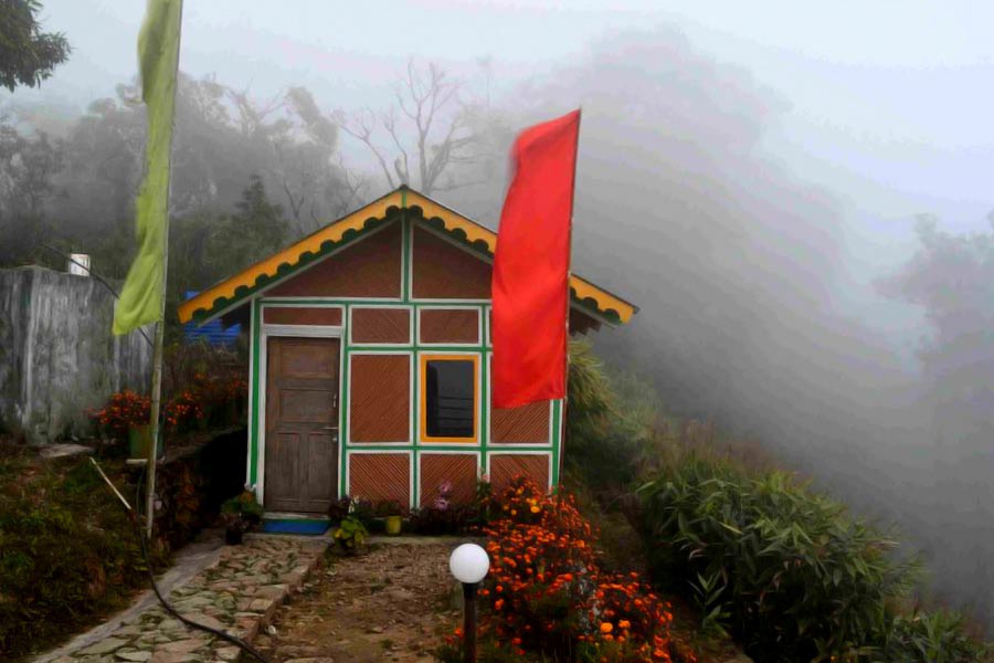 পাহাড়-নদী-জঙ্গলের এক অদ্ভুত সহাবস্থানের ছবি চোখে পড়ে ঝান্ডিতে।