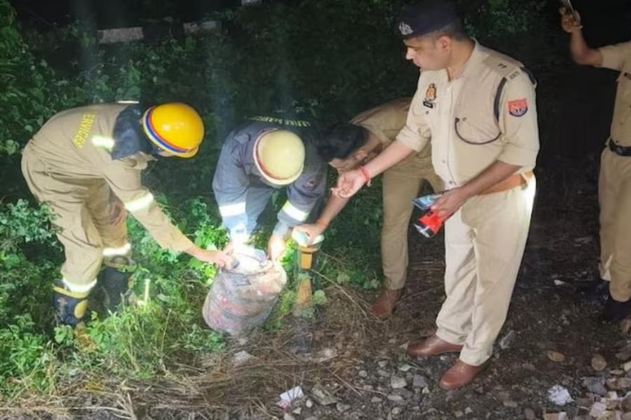 রেললাইন থেকে সিলিন্ডার উদ্ধারের পর করা হচ্ছে পরীক্ষা।