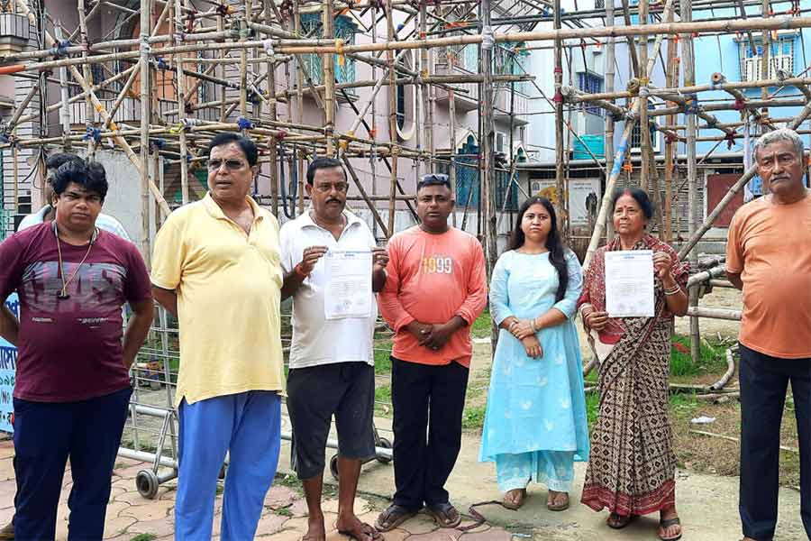 পুজো মণ্ডপের সামনে। রানাঘাটে মঙ্গলবার।