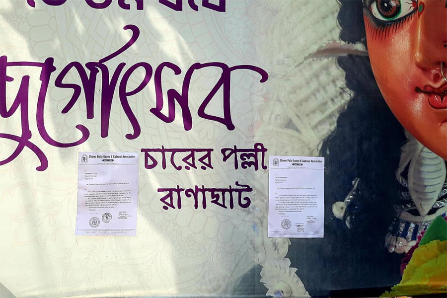 আবেদনপত্রের প্রাপ্তিস্বীকার পুজো মণ্ডপের সামনে সেঁটে প্রতিবাদ। রানাঘাটে মঙ্গলবার। রানাঘাটে।