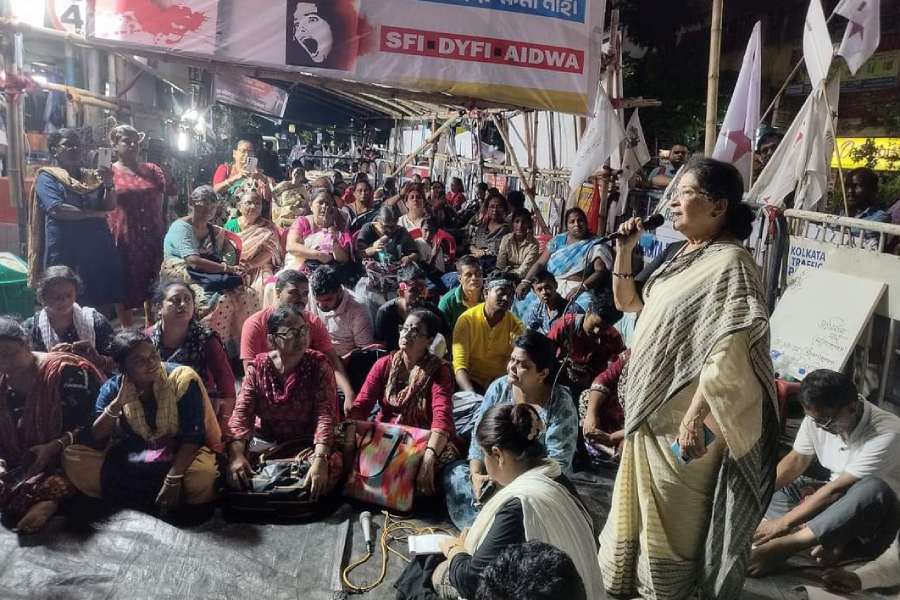 মহিলাদের কর্মক্ষেত্রে ও রাতের কাজের নিরাপত্তার দাবিতে অবস্থান। শ্যামবাজারে।