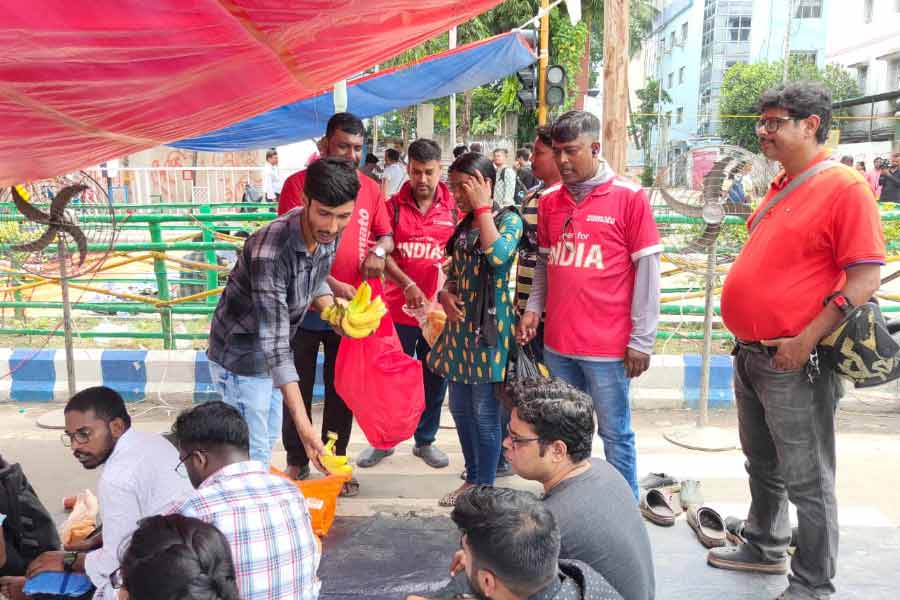 আন্দোলনকারীদের জল, খাবার দিচ্ছেন সাধারণ মানুষ।