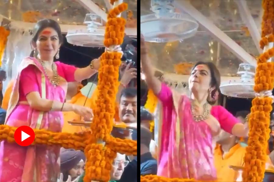 Nita Ambani distributes sweets during Ganesh visarjan