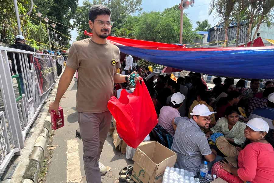 শুকনো খাবার দিচ্ছেন সাধারণ মানুষ।