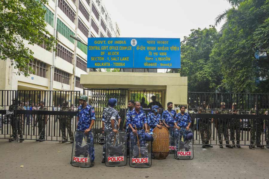 সিজিও কমপ্লেক্সের বাইরে কেন্দ্রীয় বাহিনী।