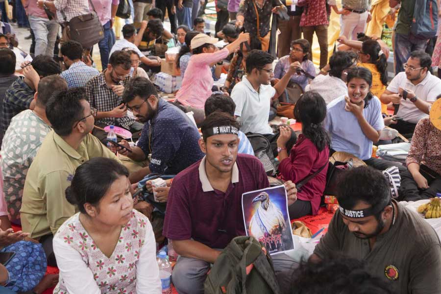 বিচারের দাবিতে প্রতিবাদে শামিল জুনিয়র ডাক্তারেরা।