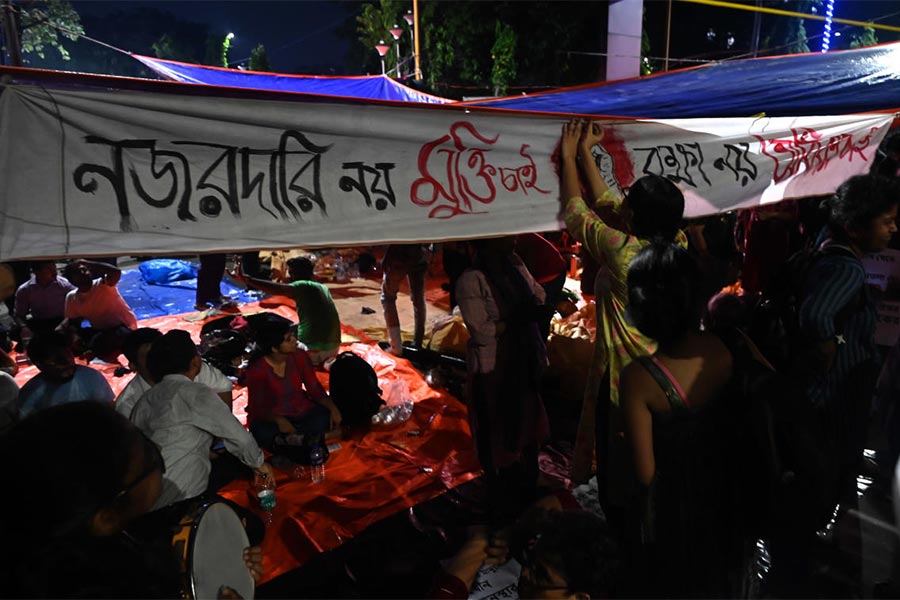 বিনিদ্র: স্বাস্থ্য ভবনের সামনে দ্বিতীয় রাতেও চলছে জুনিয়র চিকিৎসকদের অবস্থান। বুধবার।