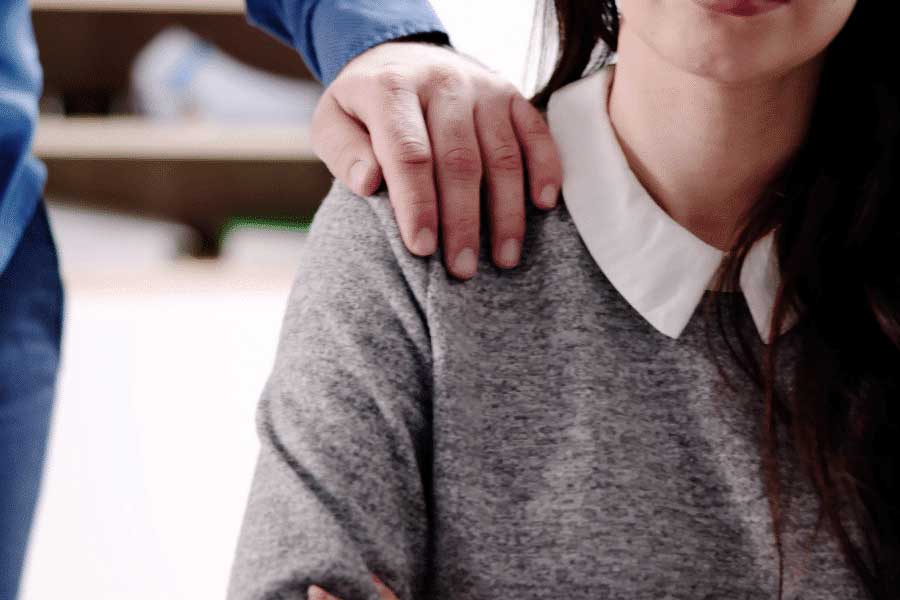 অযাচিত স্পর্শে যেমন যৌন হেনস্থা হতে পারে, তোমনই হতে পারে ইঙ্গিতপূর্ণ মন্তব্যেও।