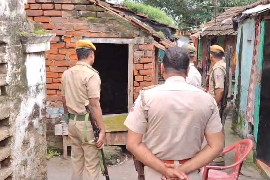 ঘটনাস্থলে ভাটপাড়া থানার পুলিশ। বৃহস্পতিবার সকালে।