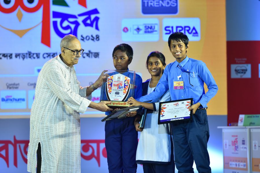Students of Byabattarhat Adarsha High School are accepting the award from the hands of writer Shirsendu Mukhopadhyay.