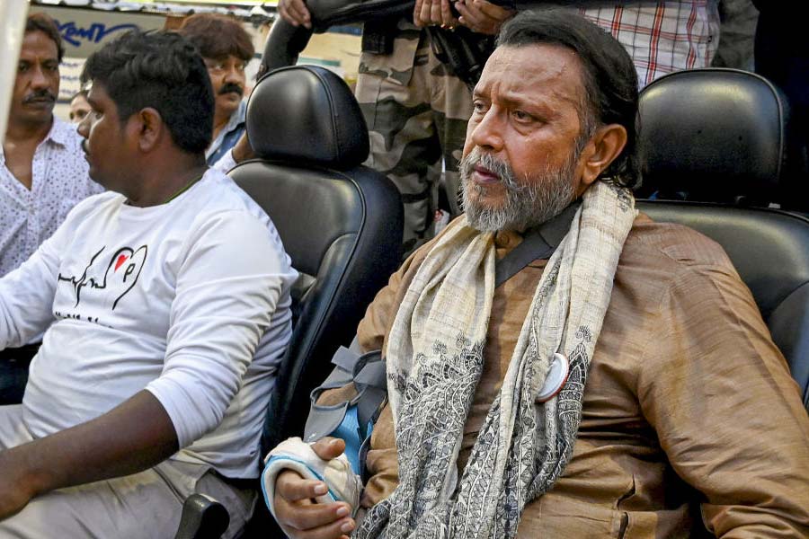 Actor Mithun Chakraborty is busy for a new Bengali film with his injured hand in Kolkata