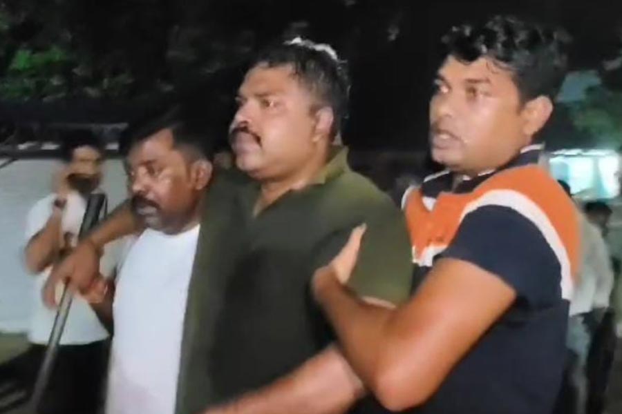 Police allegedly beaten by people while saving truck driver after accident in Kharagpur