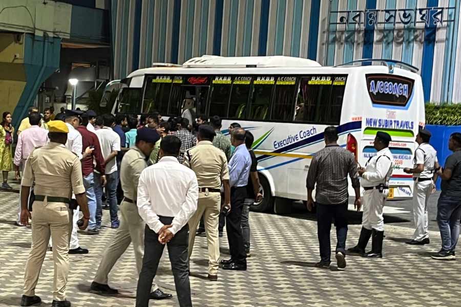 বাসে উঠছেন জুনিয়র ডাক্তারেরা। 