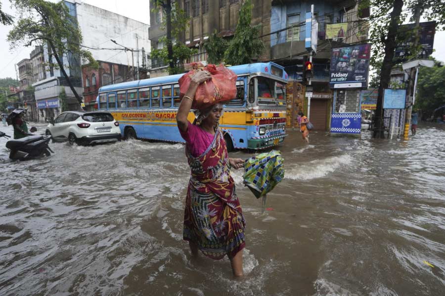 কলকাতায় ভারী থেকে অতি ভারী বৃষ্টির সতর্কতা।