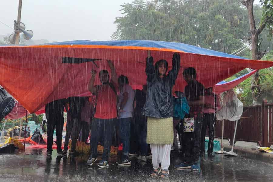 বৃষ্টির মধ্যেই স্বাস্থ্য ভবনের সামনে অবস্থান জুনিয়র ডাক্তারদের।