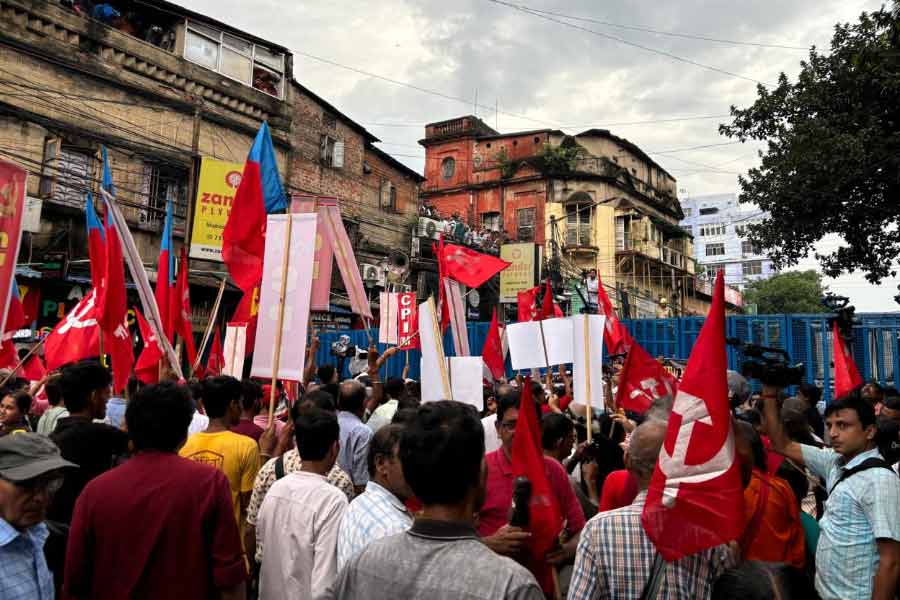 মিছিল আটকাল পুলিশ।