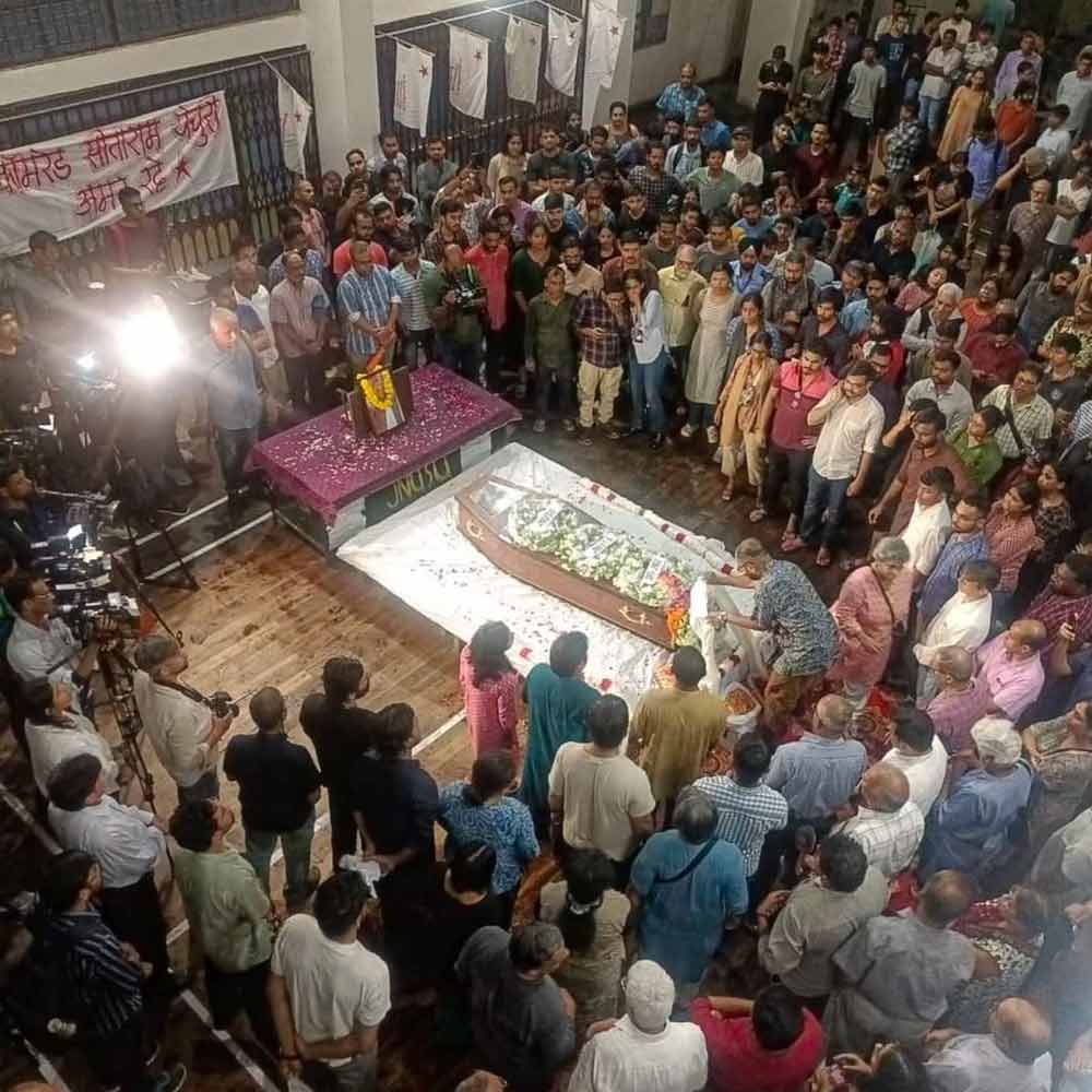 জেএনইউতে সীতারাম ইয়েচুরির দেহ।