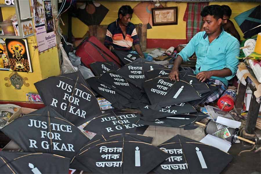 বার্তা: আর জি কর-কাণ্ডের পরিপ্রেক্ষিতে প্রতিবাদী স্লোগান-সহ তৈরি হচ্ছে কালো রঙের ঘুড়ি। লেবুতলা পার্ক এলাকায়।