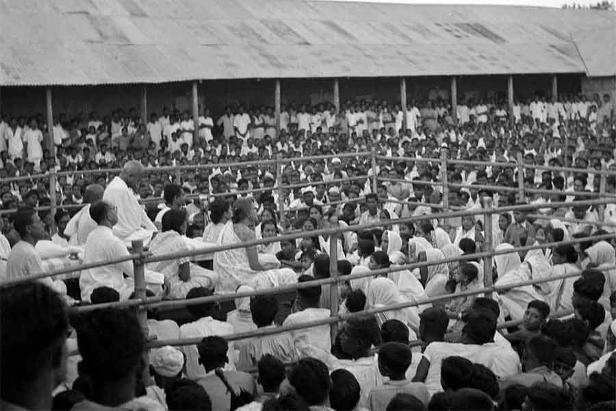 প্রয়াস: নোয়াখালিতে মহাত্মা গান্ধী। চেষ্টা করেছিলেন যুযুধান দুই পক্ষকে শান্তিপূর্ণ সহাবস্থানে নিয়ে আসার