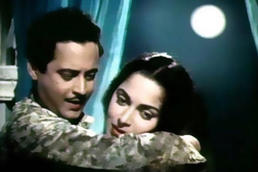 Veteran bollywood actress Waheeda Rehman’s eyes were too sensational for censor board once for Guru Dutt’s movie
