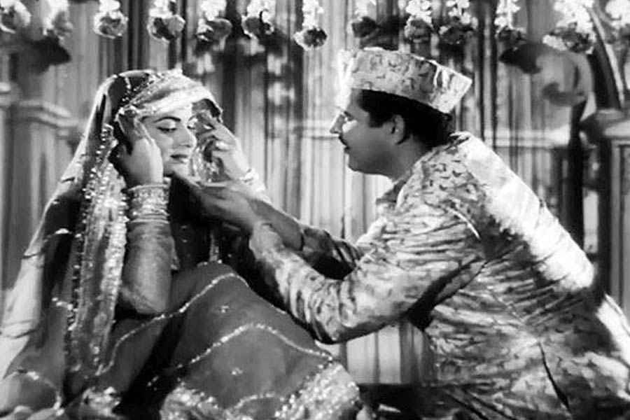 Veteran bollywood actress Waheeda Rehman’s eyes were too sensational for censor board once for Guru Dutt’s movie