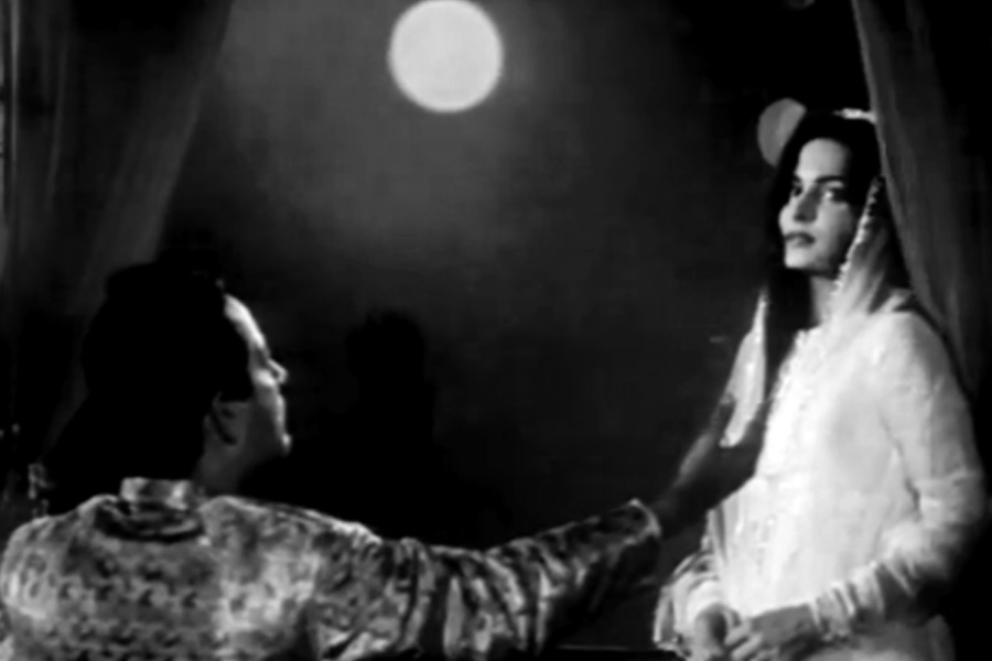 Veteran bollywood actress Waheeda Rehman’s eyes were too sensational for censor board once for Guru Dutt’s movie
