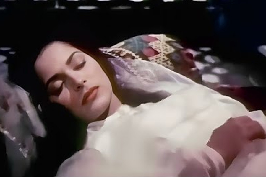 Veteran bollywood actress Waheeda Rehman’s eyes were too sensational for censor board once for Guru Dutt’s movie