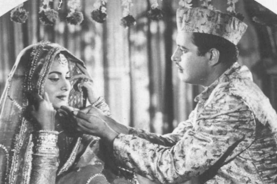 Veteran bollywood actress Waheeda Rehman’s eyes were too sensational for censor board once for Guru Dutt’s movie