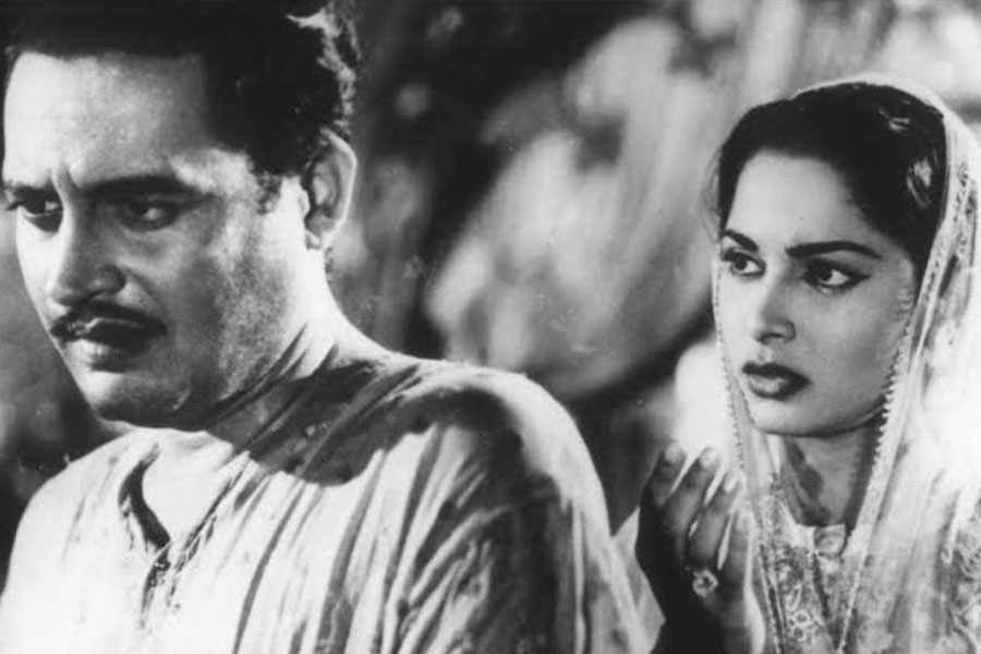 Veteran bollywood actress Waheeda Rehman’s eyes were too sensational for censor board once for Guru Dutt’s movie