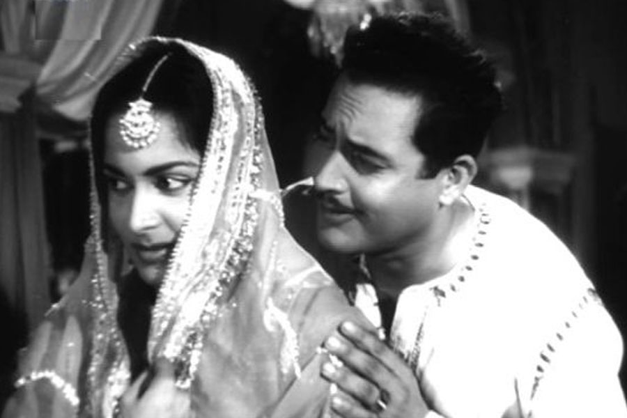 Veteran bollywood actress Waheeda Rehman’s eyes were too sensational for censor board once for Guru Dutt’s movie