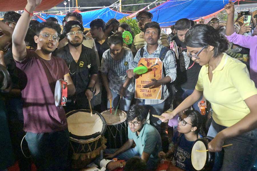 স্বাস্থ্য ভবনের সামনে জুনিয়র ডাক্তারদের অবস্থান