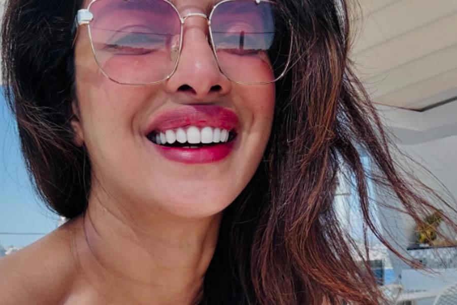 মনের মানুষের সঙ্গে সময় কাটালে মাঝেমধ্যেই মনে হয়, ঘড়ির কাঁটা যেন না এগোয়। শুধু সেই মুহূর্তটুকু কাছের মানুষের সঙ্গে বেঁচে থাকলেই যেন জীবন পরিপূর্ণ হয়ে যায়। সেই পথেই হাঁটলেন বলি অভিনেত্রী প্রিয়ঙ্কা চোপড়া জোনাস। ব্যস্ত জীবন থেকে ক্ষণিকের বিরতি নিয়ে স্বামী এবং কন্যার সঙ্গে ঘুরতে গিয়েছেন অভিনেত্রী।