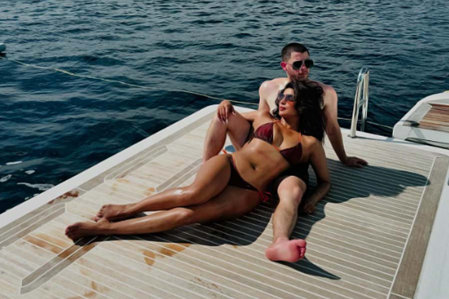 পরনে বাদামি রঙের বিকিনি। স্বামী নিক জোনাসের উপর এলিয়ে রয়েছেন প্রিয়ঙ্কা।