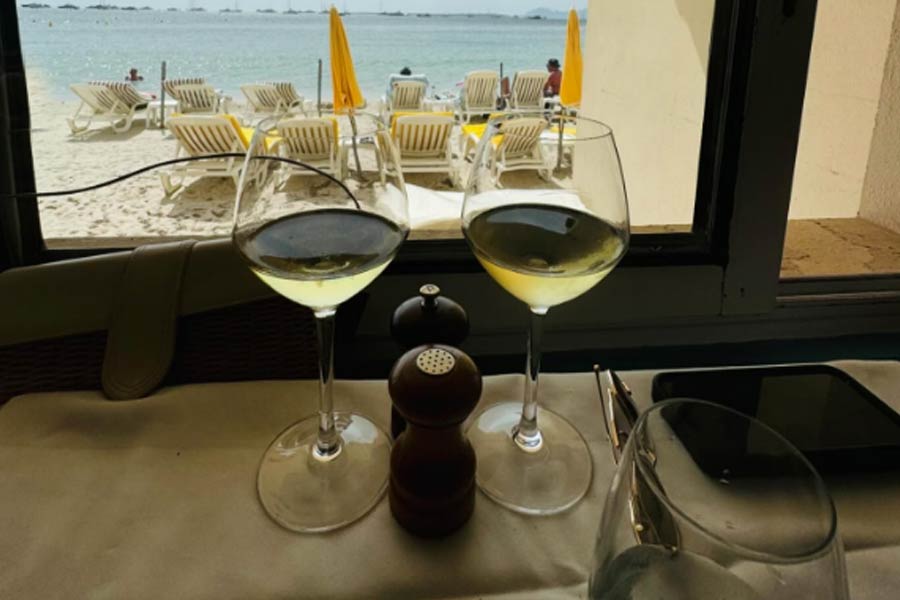 দক্ষিণ ফ্রান্সের একটি বিলাসবহুল হোটেলে রয়েছেন প্রিয়ঙ্কারা। জানলার ওপারেই সমুদ্রসৈকত। সমুদ্র দেখতে দেখতে পানাহারের আয়োজন।