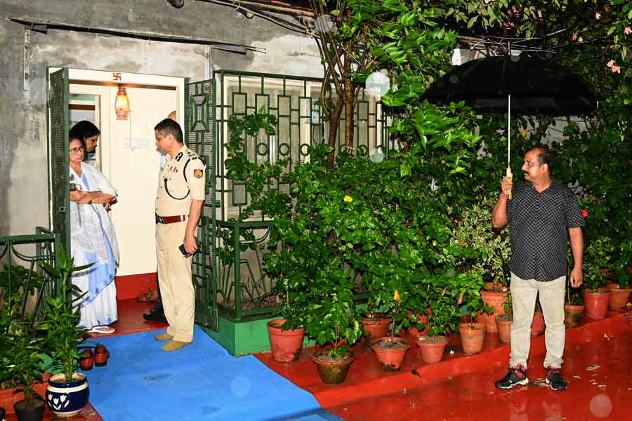 কালীঘাটের বাড়িতে মমতা। 