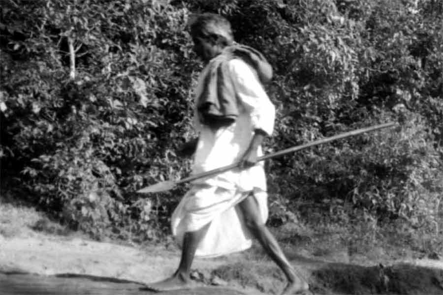 কাঁধে চিঠির বস্তা এবং বল্লম হাতে চিঠি বিলি করতে বেরিয়েছেন সে কালের রানার।