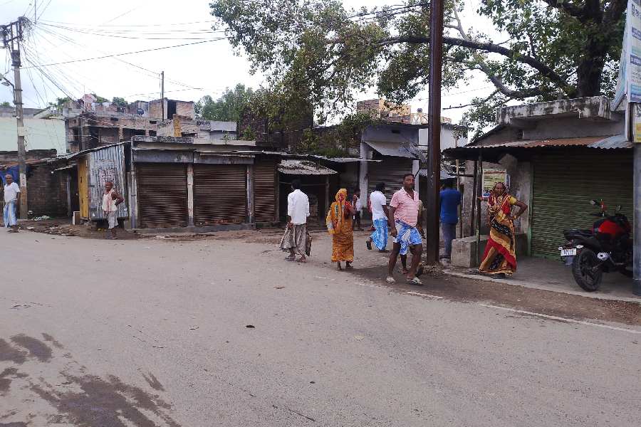 রবিবার সকালে মানিকচকের ধরমপুর বাজার এলাকায় আতঙ্ক।