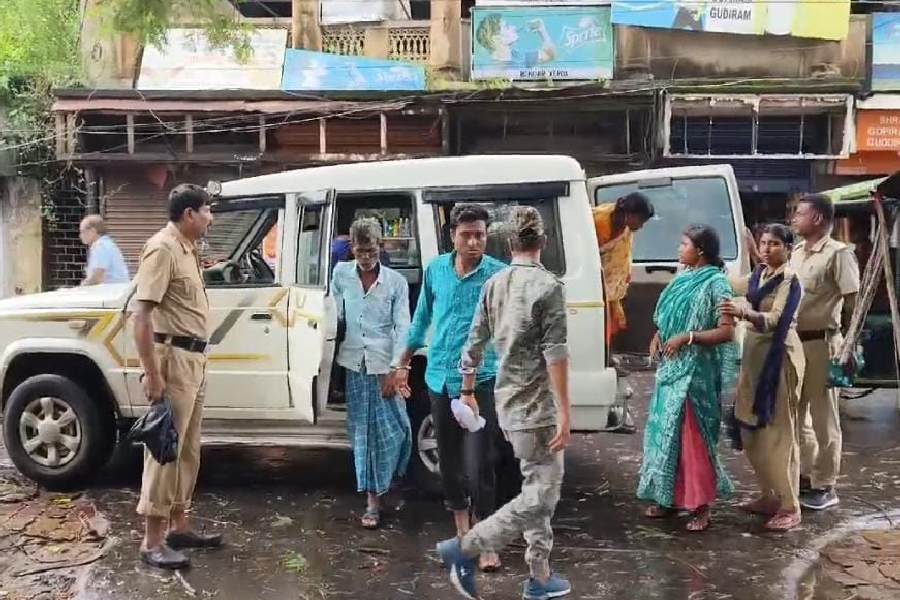 ময়ূরেশ্বর থানায় গ্রেফতার করে আনা হয়েছে অভিযুক্তদের।