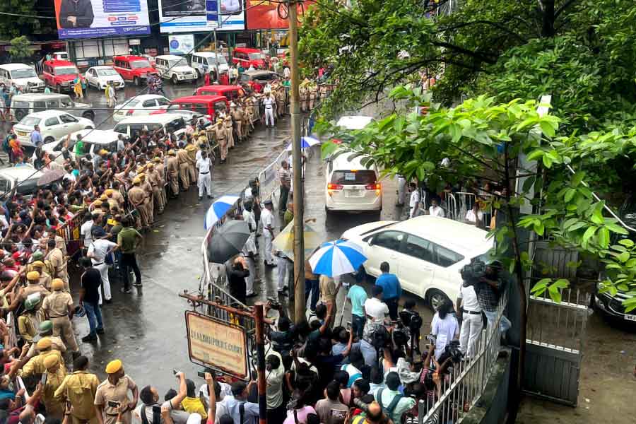 শিয়ালদহ আদালতের বাইরে ভিড়।