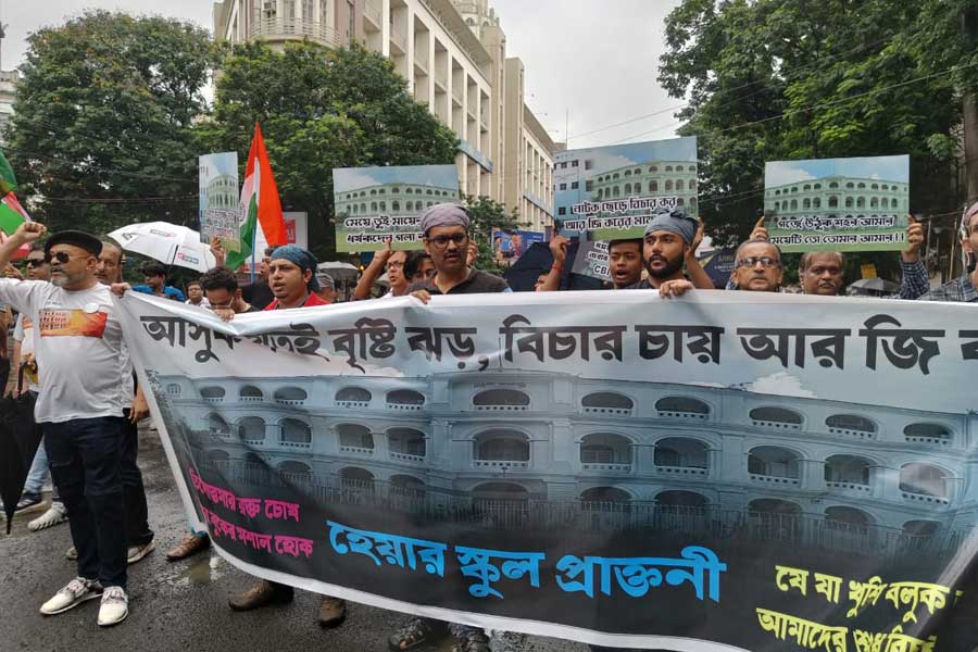 মিছিলে হেয়ার স্কুলের প্রাক্তনীরা। রবিবার দুপুরে ধর্মতলায়।