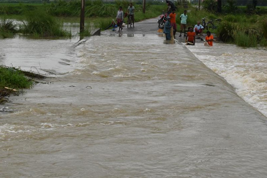 টানা বৃষ্টিতে পশ্চিম বর্ধমানের গুসকরায় ভেসে গিয়েছে কজ়ওয়ে। বন্ধ যাতায়াত।