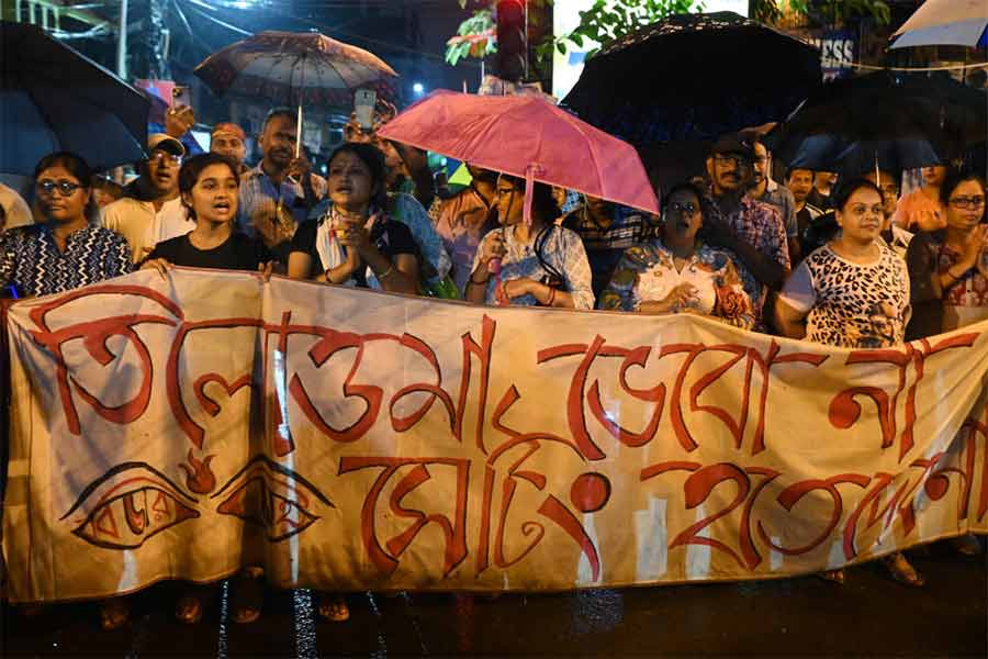 শামিল: আর জি কর-কাণ্ডের প্রতিবাদে শনিবার রাতে পথে সব বয়সের মানুষ। সিঁথির মোড়ে।