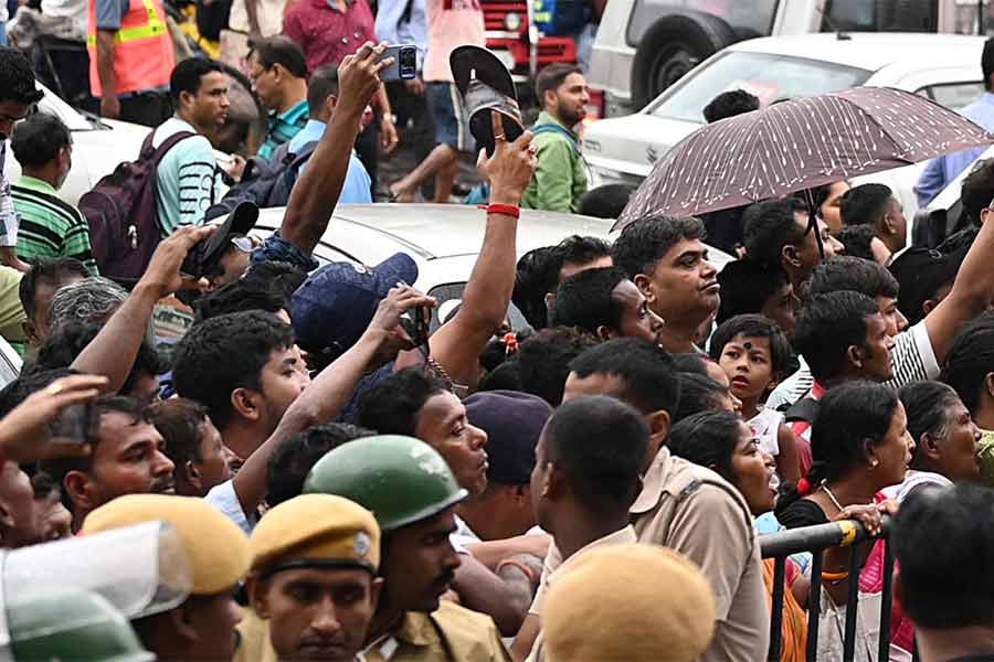 তরুণী চিকিৎসককে হত্যা ও ধর্ষণের ঘটনায় ধৃত অভিজিৎ মণ্ডল ও সন্দীপ ঘোষকে শিয়ালদহ আদালতে আনা হলে জুতো দেখিয়ে বিক্ষোভ দেখান ক্ষুব্ধ মানুষ।