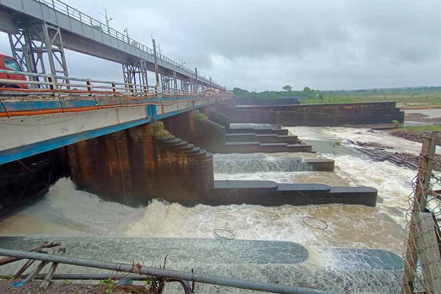 জল ছাড়া হচ্ছে সিউড়ির তিলপাড়া জলাধার থেকে। রবিবার সকালে। ছবি: তাপস বন্দ্যোপাধ্যায়