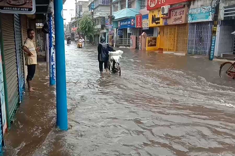 জলমগ্ন হুগলির রাস্তাঘাট।