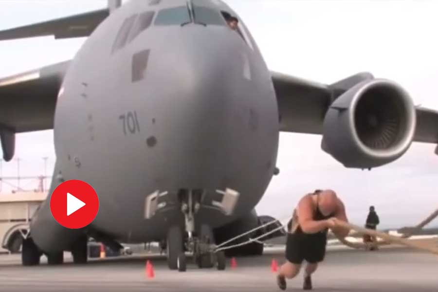 Strongman pulled airplane that weigh 189 ton