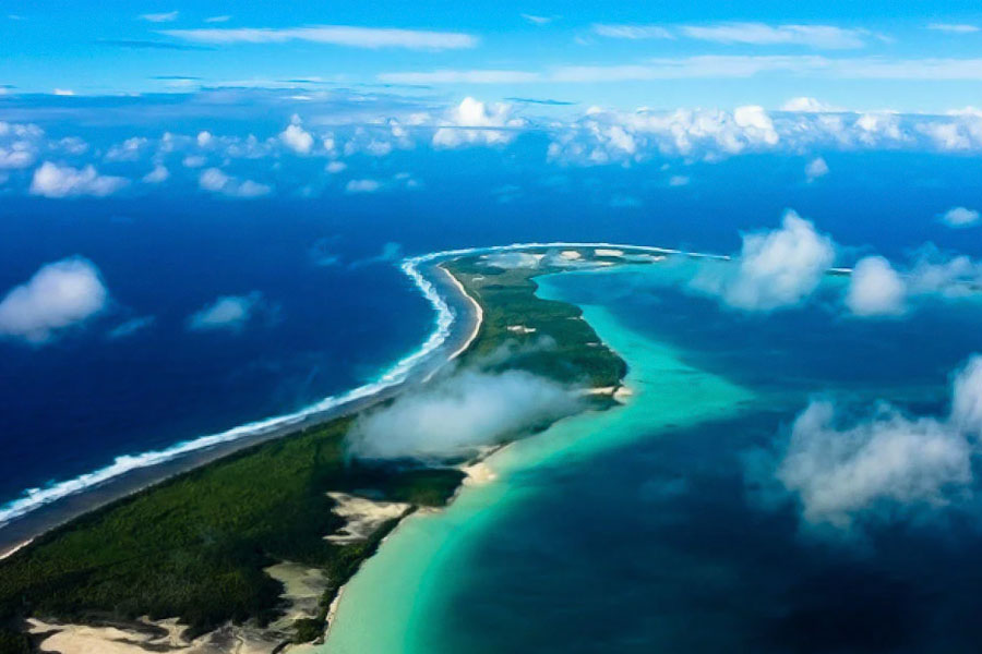 ভারত মহাসাগরীয় ওই প্রবাল দ্বীপের নাম দিয়েগো গার্সিয়া। অনন্ত জলরাশির মধ্যে ৩০ বর্গ কিলোমিটার এলাকা জুড়ে যা গড়ে উঠেছে। তবে জায়গাটায় দিয়েগো গার্সিয়াই একমাত্র প্রবাল দ্বীপ, এ কথা ভাবলে ভুল হবে। মোট ৬০টি ছোট ছোট প্রবাল দ্বীপের মালা রয়েছে ভারত মহাসাগরের দক্ষিণের ওই এলাকায়। গোটা দুনিয়া যাকে চেনে ‘চাগোস দ্বীপপুঞ্জ’ হিসাবে।